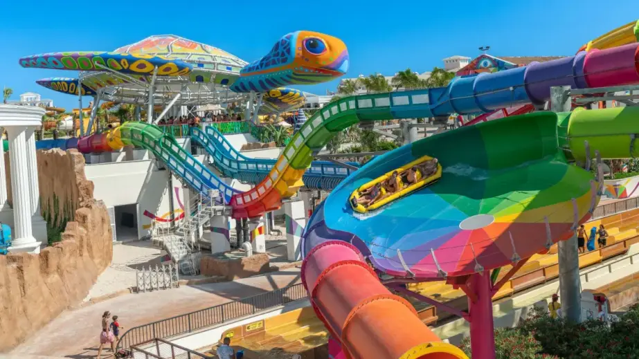 Turtle Coaster über dem Wasser im Bereich Tropic Lagoon von The Land of Legends