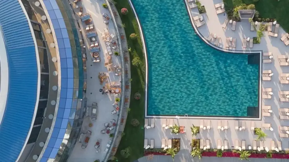 Luftaufnahme des Liu Resorts Hotel mit Blick auf den Swimmingpool und das Hotelgebäude.