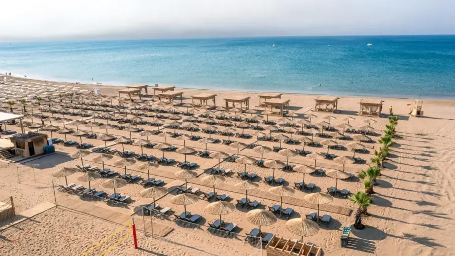 Strand-Cabanas, Sandstrand, Meer, Boote und Palmen am Liu Resorts Hotel.