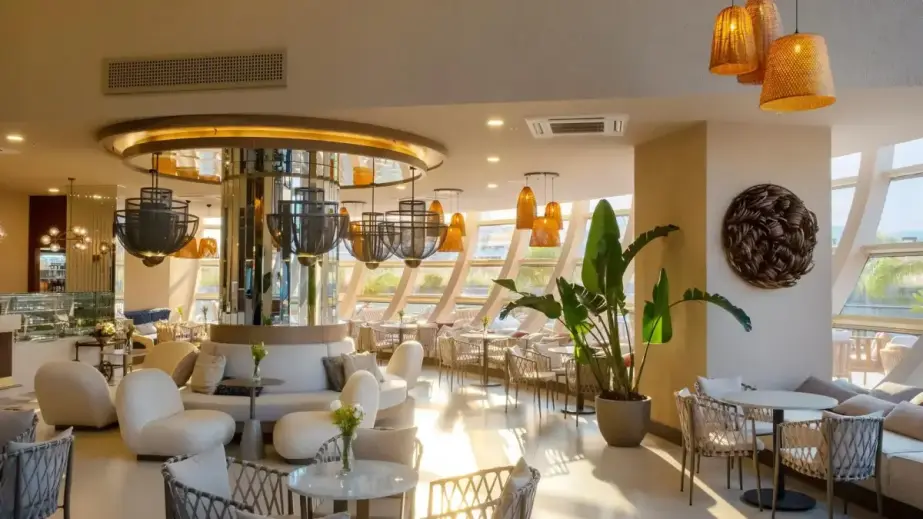 Café- und Loungebereich mit Tischen und gemütlichen Sitzplätzen im Liu Resorts Hotel.