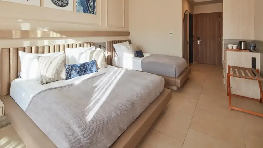 Hotelzimmer im Liu Resorts Hotel mit einem Einzelbett und einem Doppelbett.