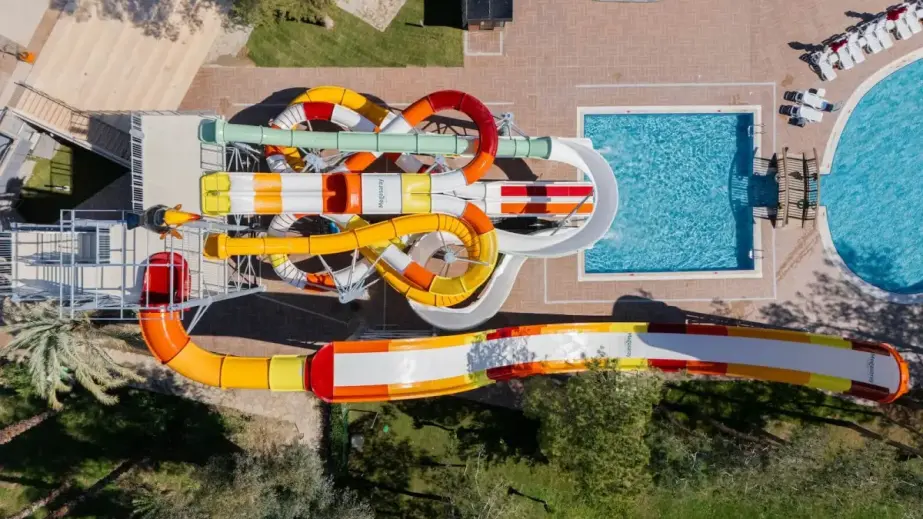 Luftaufnahme des Aquaparks im Megasaray Resort Side mit Rutschen und Kinderbecken im Grünen