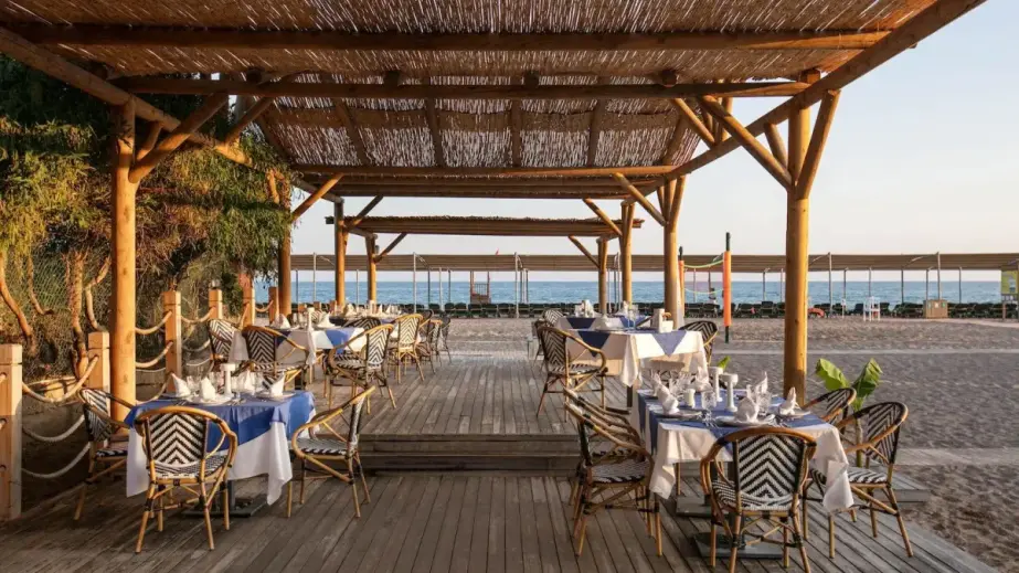 À-la-carte-Restaurant Lagos am Strand des Megasaray Resort Side mit Plätzen direkt am Meer