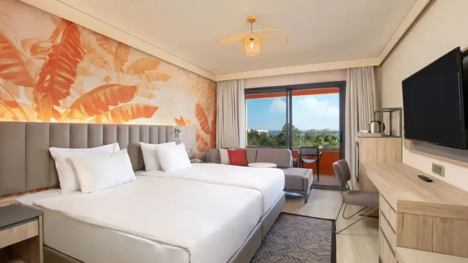 Zimmer mit Meerblick im Megasaray Resort Side mit Doppelbett, Einzelbett und Balkon