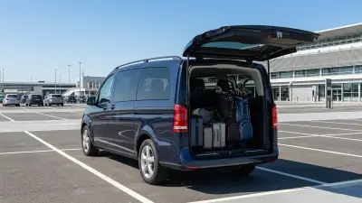 Golfbags und Koffer im Gepäckraum eines Minivans