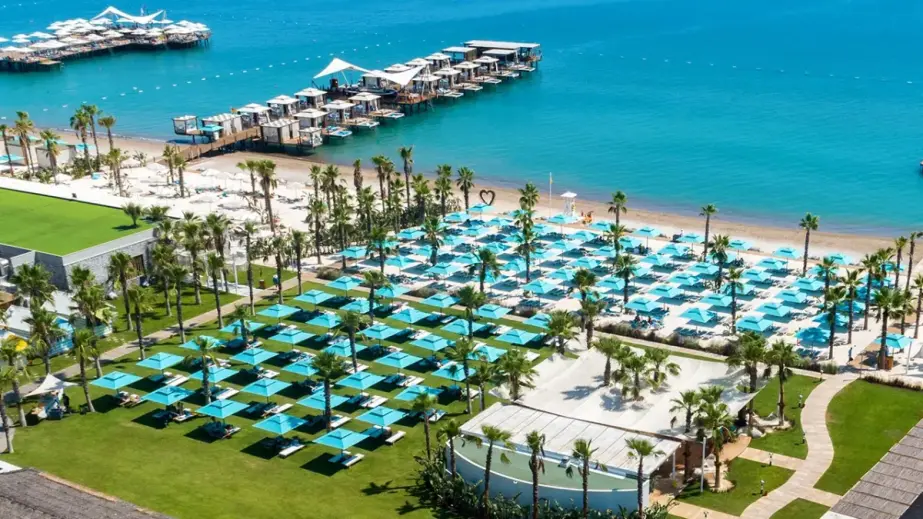 Meer, Strand, Badesteg und Beachclub im Regnum Carya