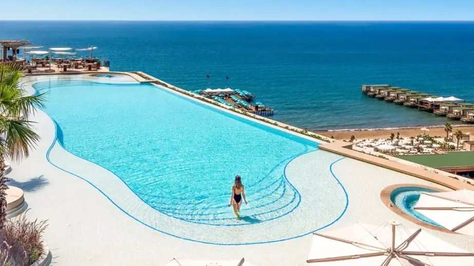 Regnum The Crown Seven Rooftop-Terrasse mit Swimmingpool und Meerblick