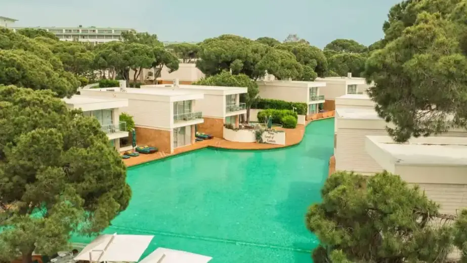 Rixos Premium Belek Prive-Villen mit Swimmingpool und Bäumen