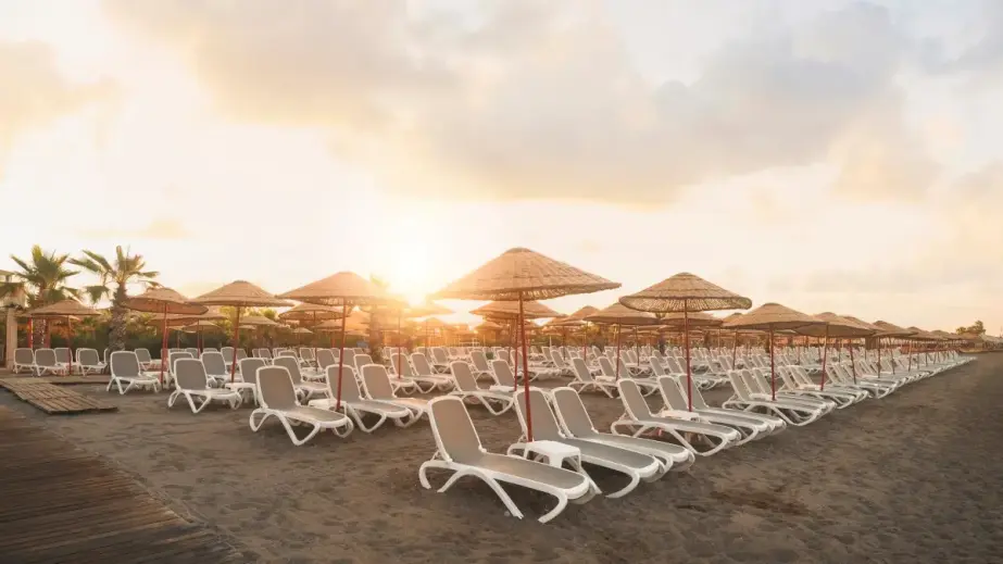 Strand, Steg und Sonnenaufgang im Selectum Family Side