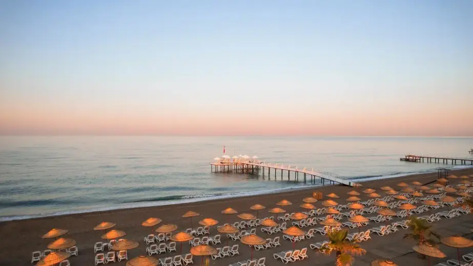 Strand, Steg und Sonnenaufgang im Selectum Family Side