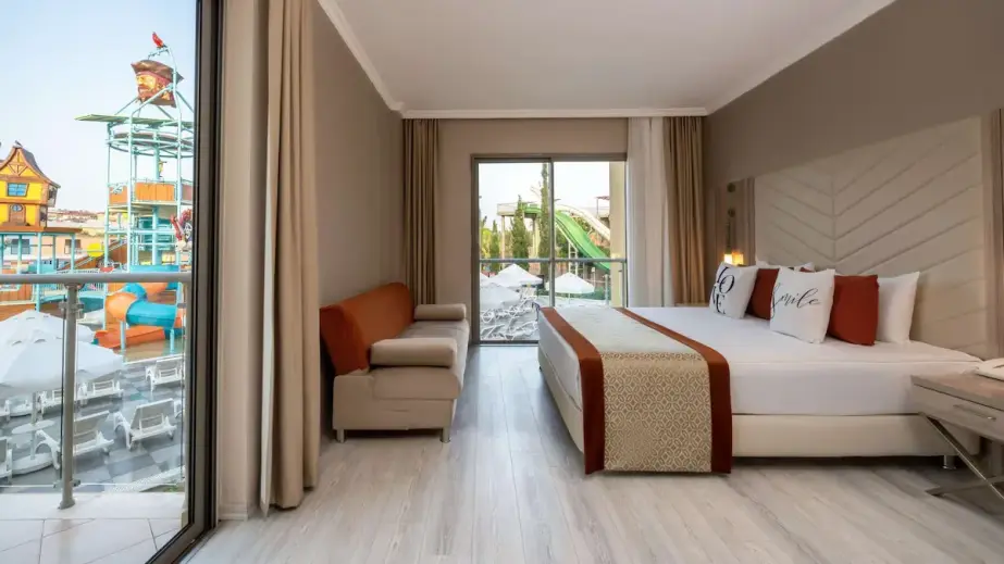 Standardzimmer mit Blick auf den Aquapark im Selectum Family Side