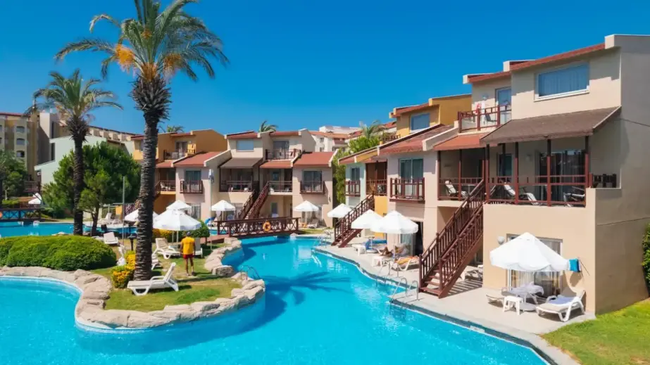 Swim-up-Zimmer mit Pool und Palmen im Selectum Family Side