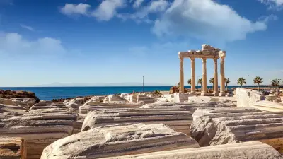 Säulen des Apollon-Tempels am Meer in der antiken Stadt Side, umgeben von Palmen