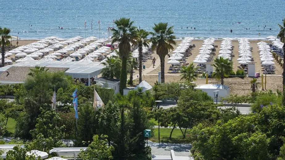 Strand des TUI BLUE Side mit Bäumen und Meerblick