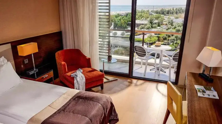 Innenansicht eines Zimmers mit Doppelbett und Meerblick im TUI BLUE Side Hotel